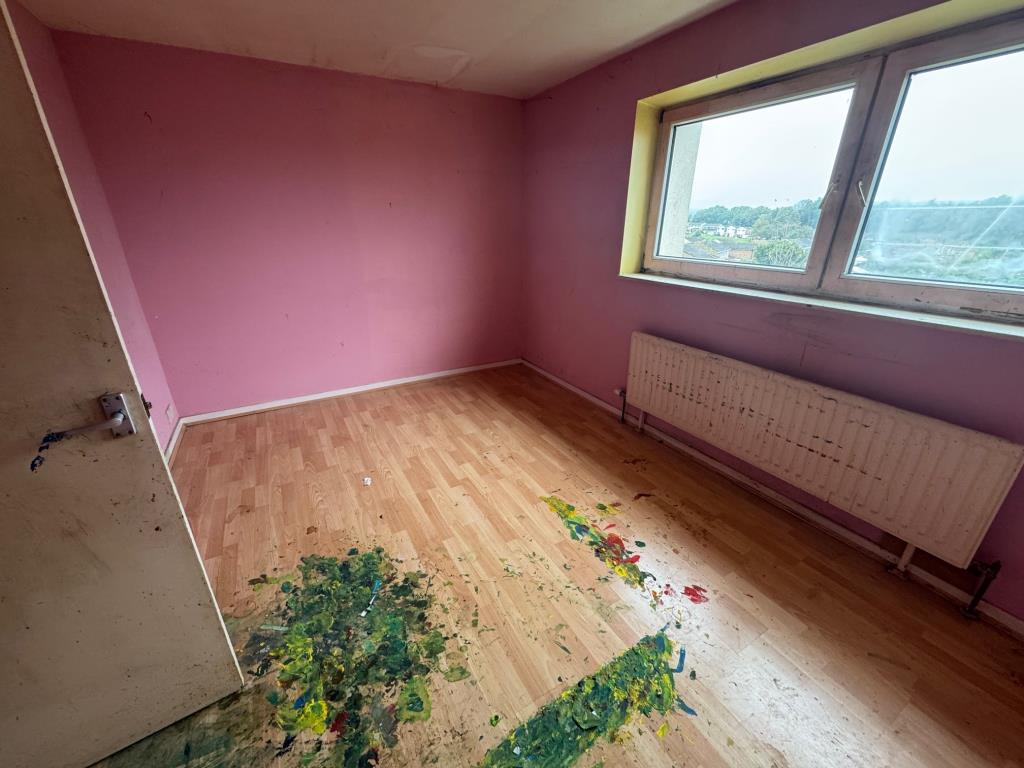 Lot: 166 - TWO-BEDROOM MAISONETTE FOR IMPROVEMENT - Bedroom 1